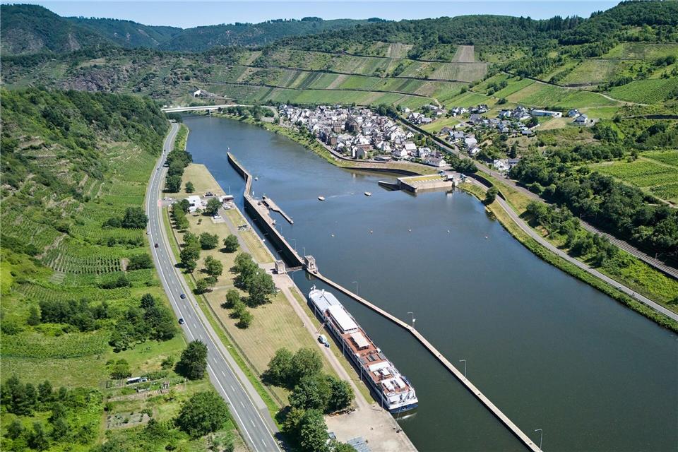 Bis die Mosel auch für Passagierschiffe wieder durchgängig befahrbar ist, werde es aber voraussichtlich länger dauern. Sascha Ditscher/dpa