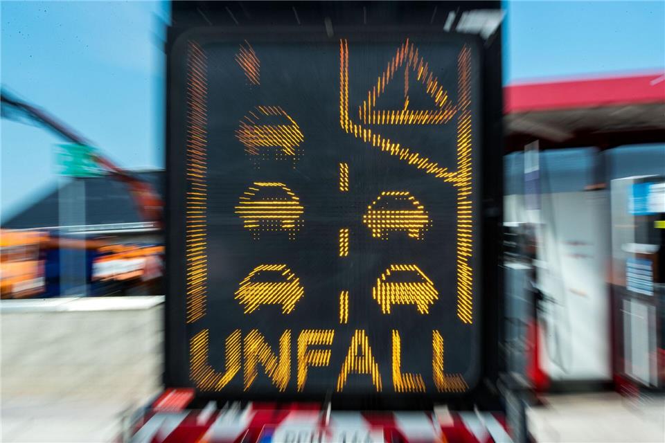 Bis die beschädigte Brücke begutachtet werden kann, bleibt die Autobahn an der Unfallstelle nur einspurig befahrbar. (Symbolbild)Jens Büttner/dpa