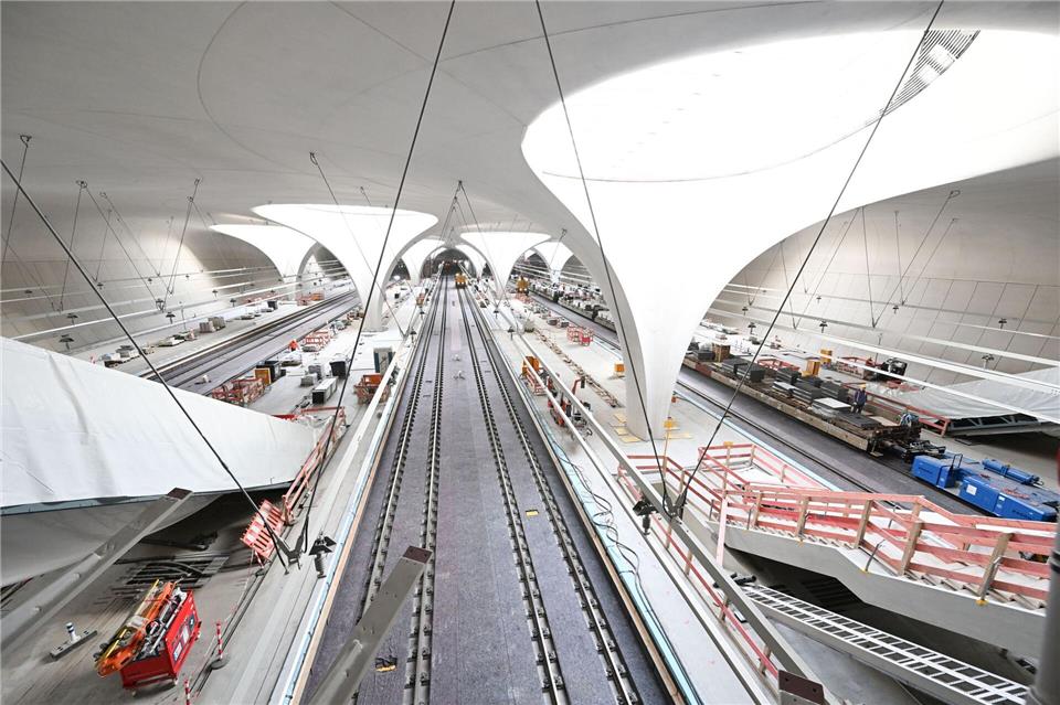 Bis hier die ersten Züge abfahren, dürfte es noch etwas dauern. (Archivbild)Bernd Weißbrod/dpa