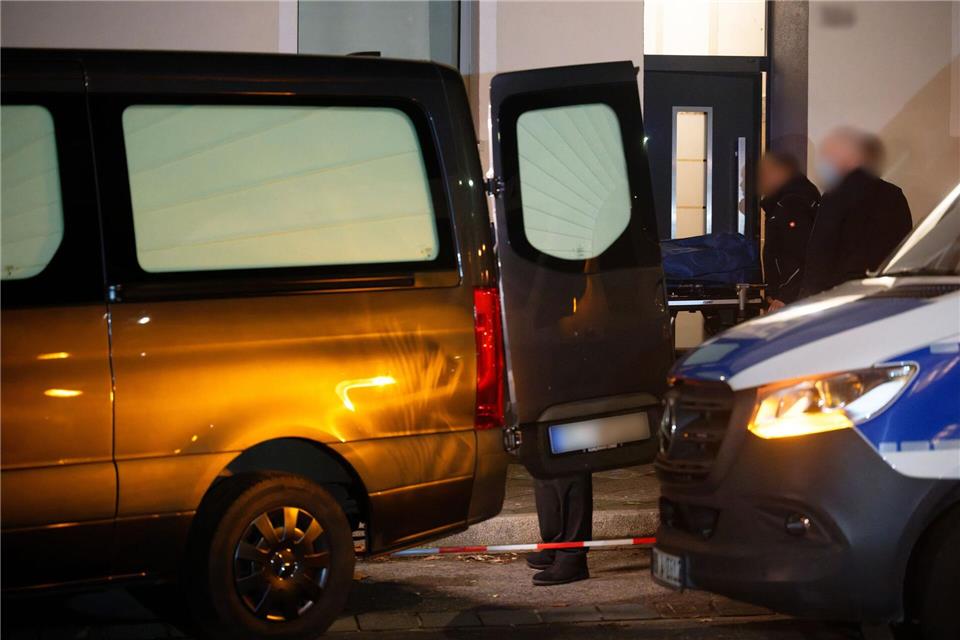 Bis in den Abend war die Spurensicherung am Samstag im Einsatz.Henning Kaiser/dpa