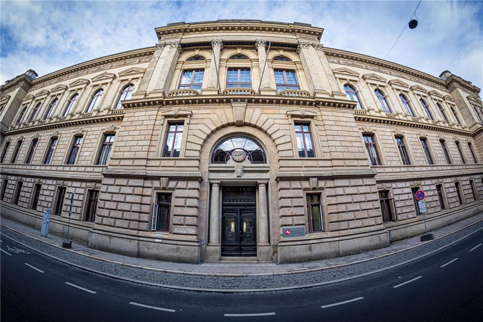 Ehefrau lebendig angezündet? Mann wegen Mord vor Gericht  Bis in den Dezember soll zunächst in dem Fall verhandelt werden. (Symbolbild)Moritz Frankenberg/dpa