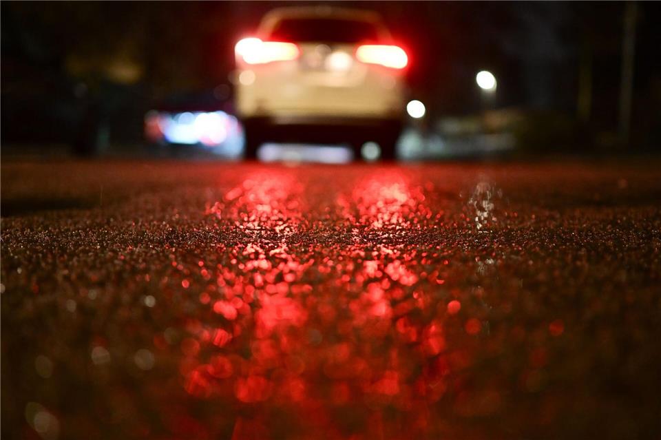 Bis in den Morgen warnt der Wetterdienst vor Glätte und Schnee.Sebastian Gollnow/dpa