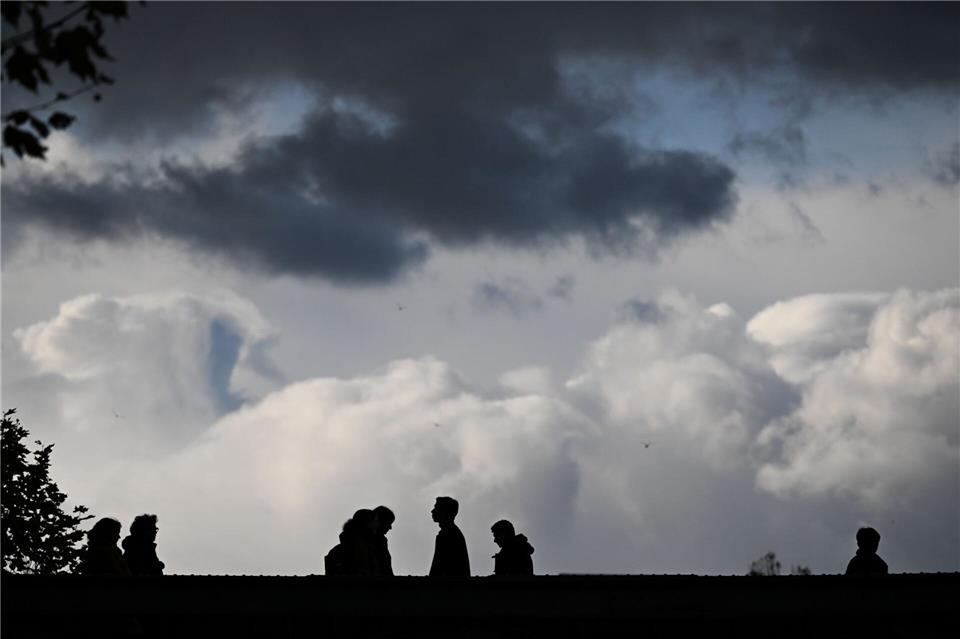 Bis in den Vormittag hinein ist dem DWD zufolge gebietsweise mit Schnee und Glätte zu rechnen. (Symbolbild)Arne Dedert/dpa