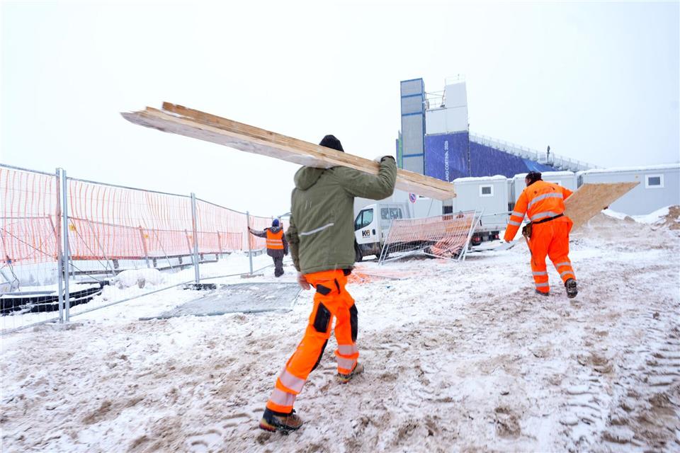 Bis kurz vor Beginn sind noch Handwerker zugange.Michael Kappeler/dpa