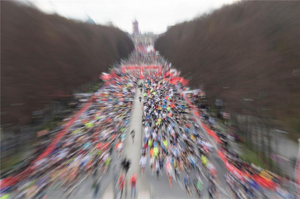 Bis tausende Menschen am Sonntag auf der Strecke des Berliner Halbmarathons starten können, müssen einige Straßen der Hauptstadt gesperrt werden. (Archivbild)Paul Zinken/dpa