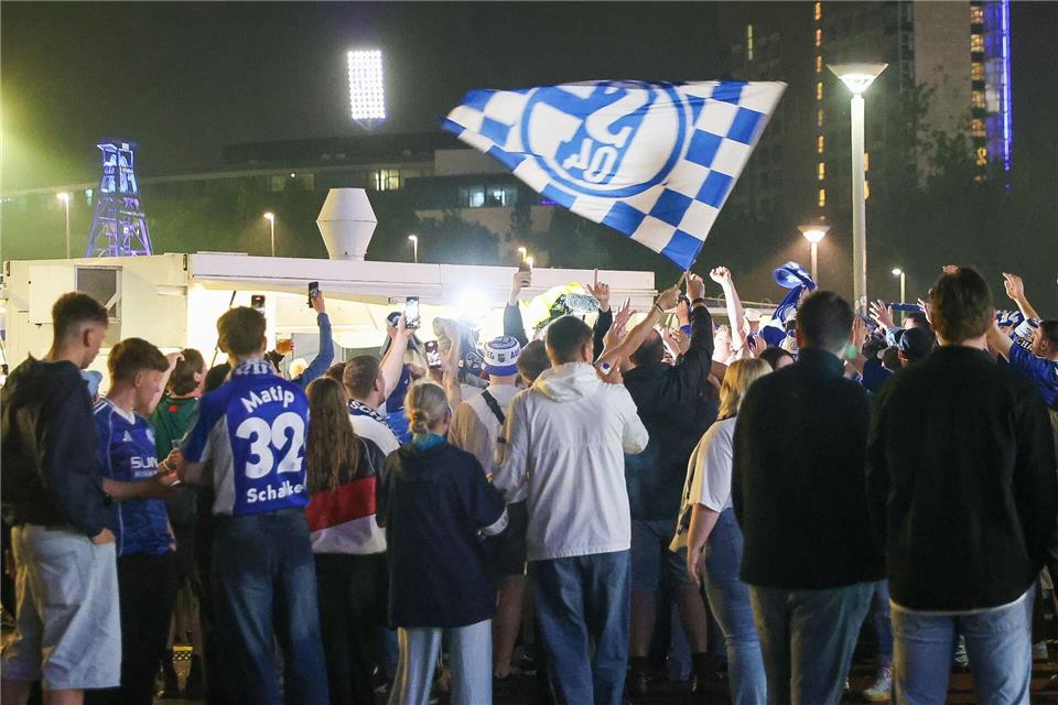 Bis tief in die Nacht feierten die Schalker Anhänger und legten zeitweise den Verkehr lahm.Matthi Rosenkranz/dpa
