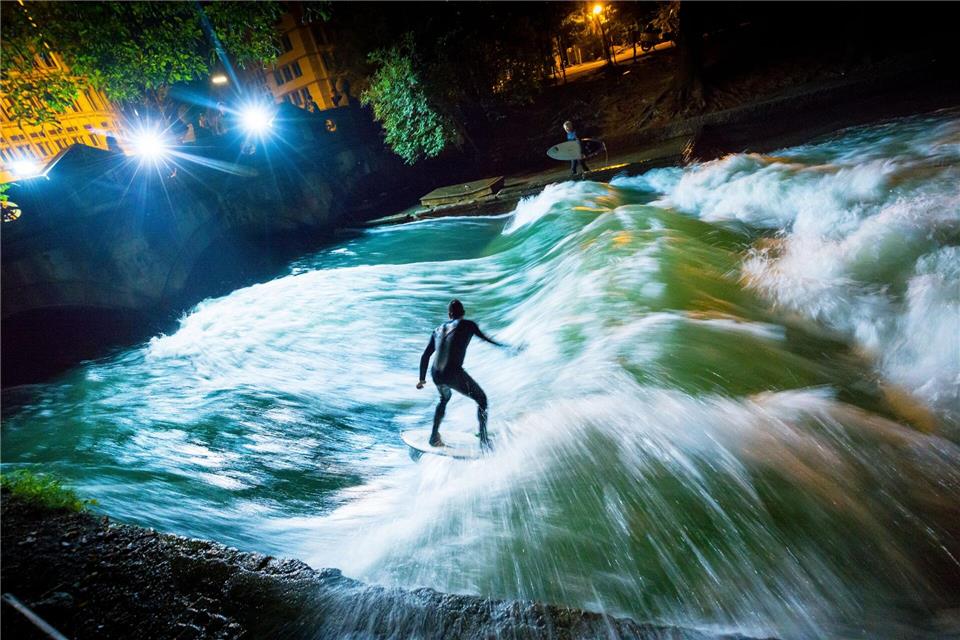 Bis vor kurzem sah die Eisbachwelle noch so aus und begeisterte Surfer aus aller Welt. (Archivbild)Peter Kneffel/dpa