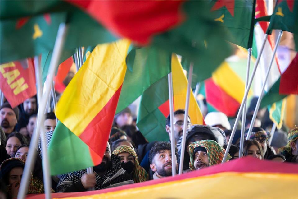 Bis zu 15.000 Menschen wollen in Bonn gegen den Krieg in Nordsyrien protestieren. (Archivbild)Boris Roessler/dpa