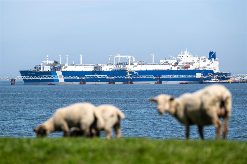 Bis zu 170 Millionen Kubikmeter chlorhaltiges Abwasser darf die „Excelsior“ in die Jade einleiten. (Archivbild)Sina Schuldt/dpa