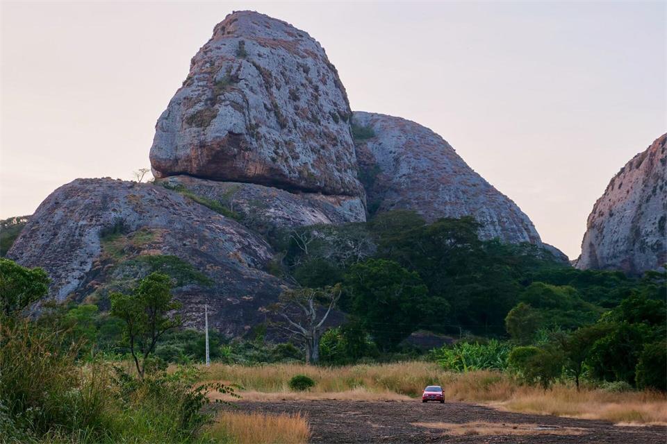 Bis zu 200 Meter hoch türmen sich die Felsen der Pedras Negras aus der Landschaft von Malanje auf - für die Einheimischen eine spirituell bedeutsame Stätte.Julian Hilgers/dpa-tmn