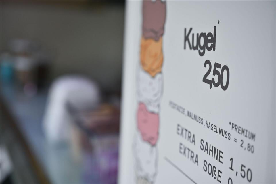 Bis zu 2,50 Euro zahlt man zum Teil für eine Kugel Eis.Katharina Kausche/dpa