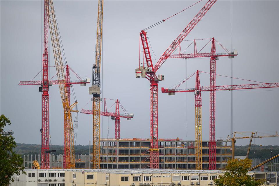 Bis zu 30 Kräne drehen sich derzeit auf der Baustelle von ESCM in Dresden. Robert Michael/dpa