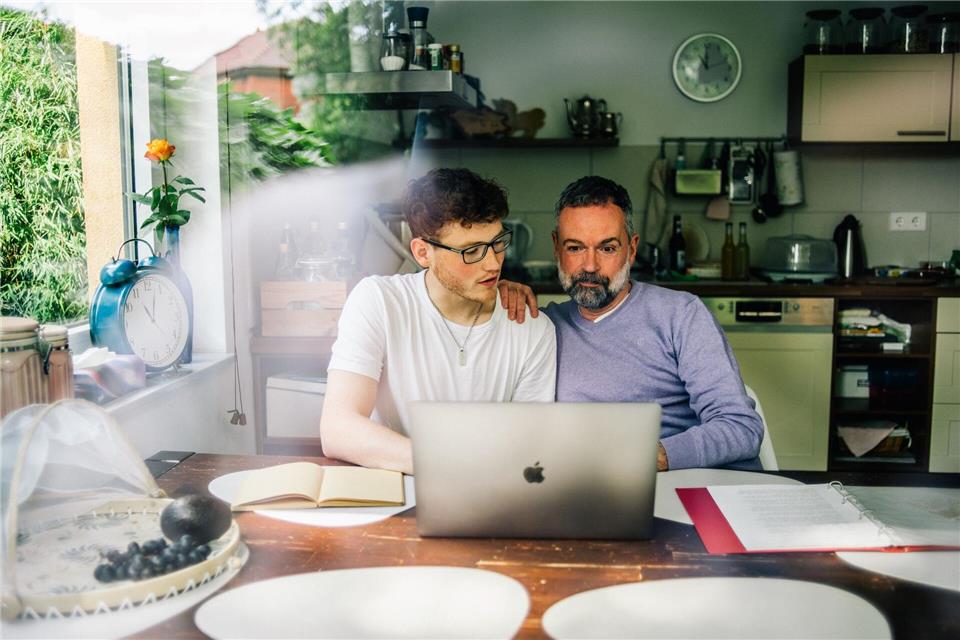 Bis zu 400.000 Euro kann ein Vater seinem Sohn alle zehn Jahre steuerfrei übertragen. Ist das Vermögen deutlich größer, das irgendwann an den Nachwuchs gehen soll, kann ein frühzeitiger Nießbrauch vor hohen Erbschaftsteuerzahlungen vorbeugen.picture alliance / dpa-tmn