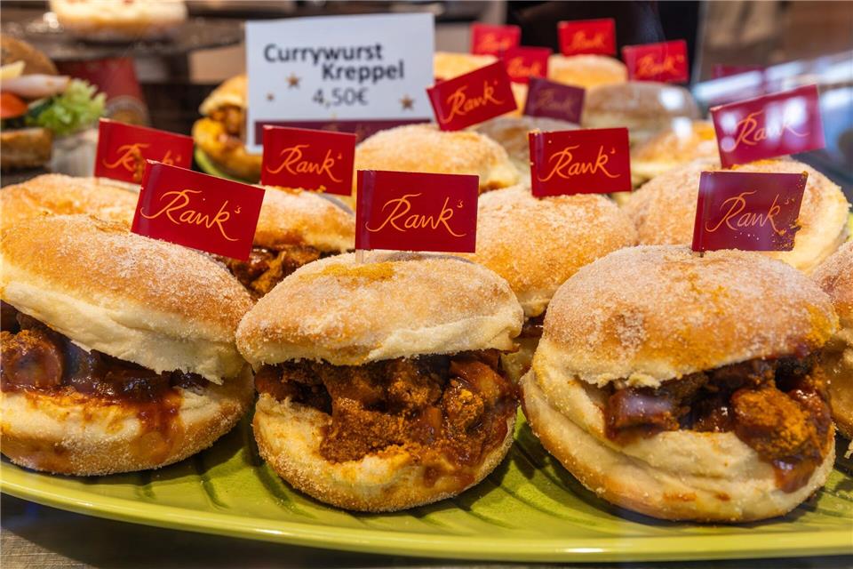 Bis zu 450 Currywurst-Kreppel verkauft die Stadtbäckerei Rank pro Tag. Auch Firmen und Vereine bestellen das deftig-süße Gebäck, das für die Fastnachtszeit entwickelt wurde. Christian Lademann/dpa