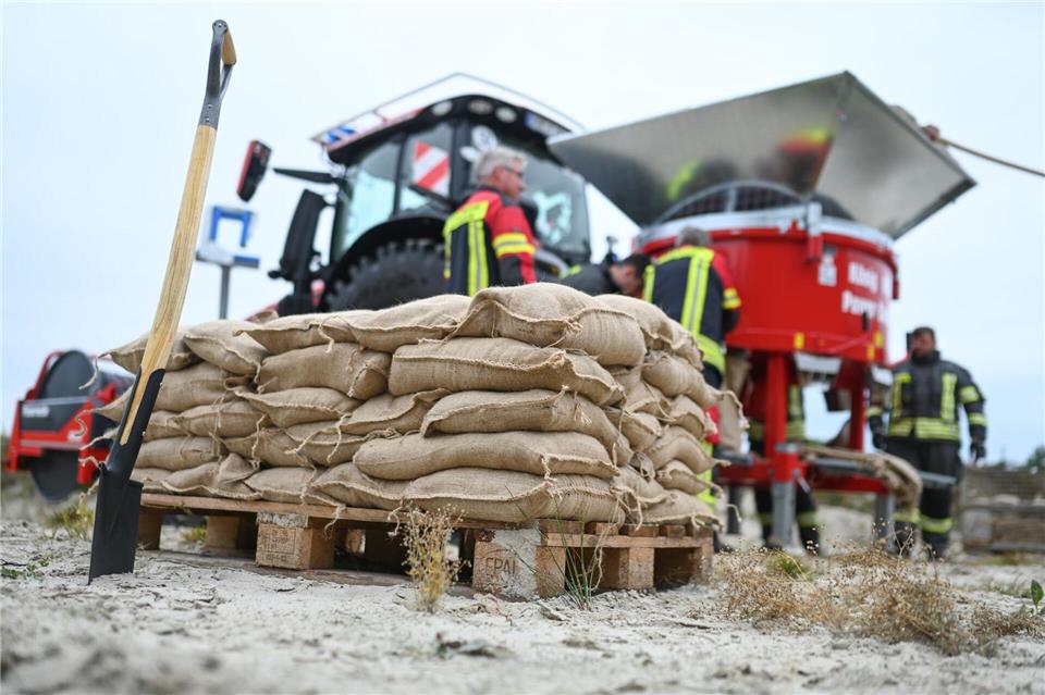 Bis zu 4.700 Sandsäcke können mithilfe einer Maschine an dem Trecker pro Stunde abgefüllt werden. Lars Penning/dpa