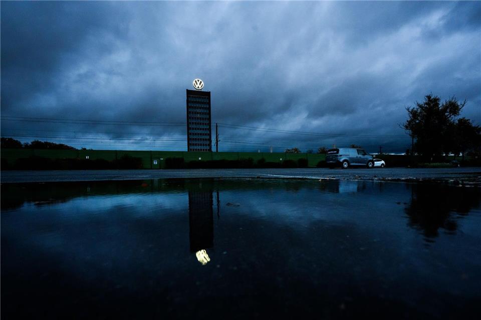 Bis zu 50.000 Jobs könnten bei VW bedroht sein. (Archivbild)Julian Stratenschulte/dpa
