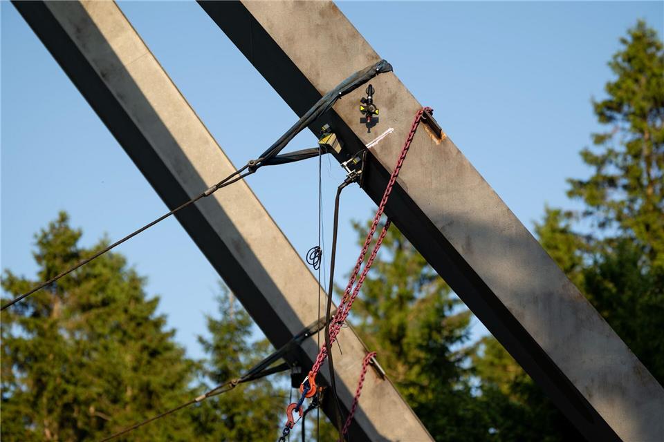 Abriss von Skischanzenturm in Brotterode gescheitert Bis zu 700 Grad Celsius wären notwendig gewesen, den stählernen Schanzenturm in Brotterode zum Einknicken zu bringen - was misslang.Jacob Schröter/dpa