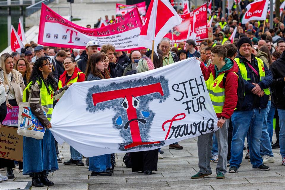 Bis zu 750 Menschen nahmen laut Verdi an Demonstration und Kundgebung in Schwerin teil.Jens Büttner/dpa