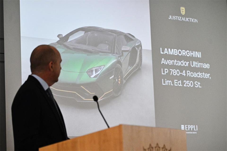 Bis zu 790.000 Euro ist der grüne Lamborghini wert, den das Land demnächst versteigern lässt. (Archivbild)Marijan Murat/dpa