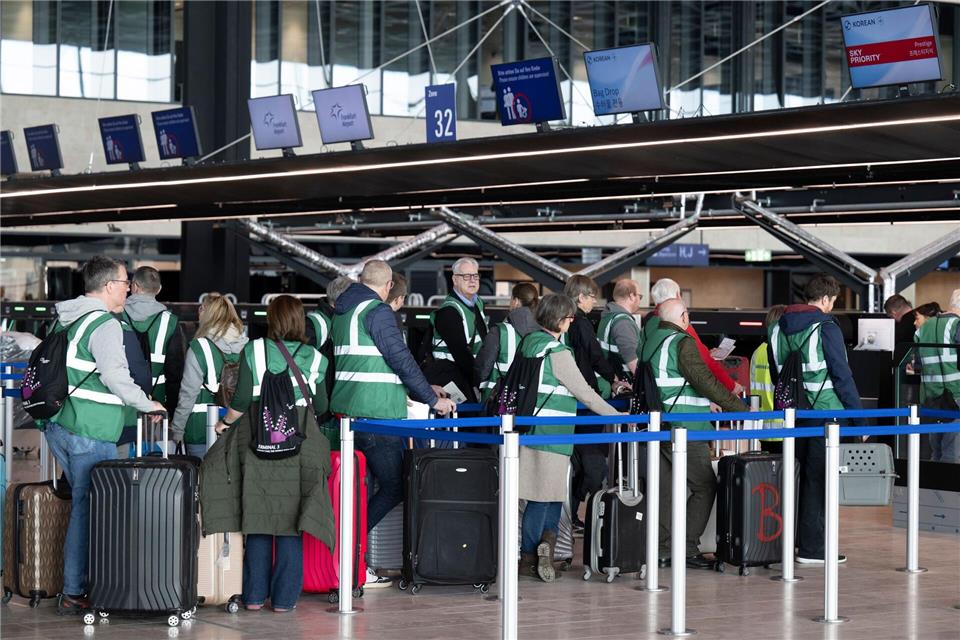 Bis zu 8.000 Komparsen haben die Abläufe ausprobiert. (Archivbild)Boris Roessler/dpa