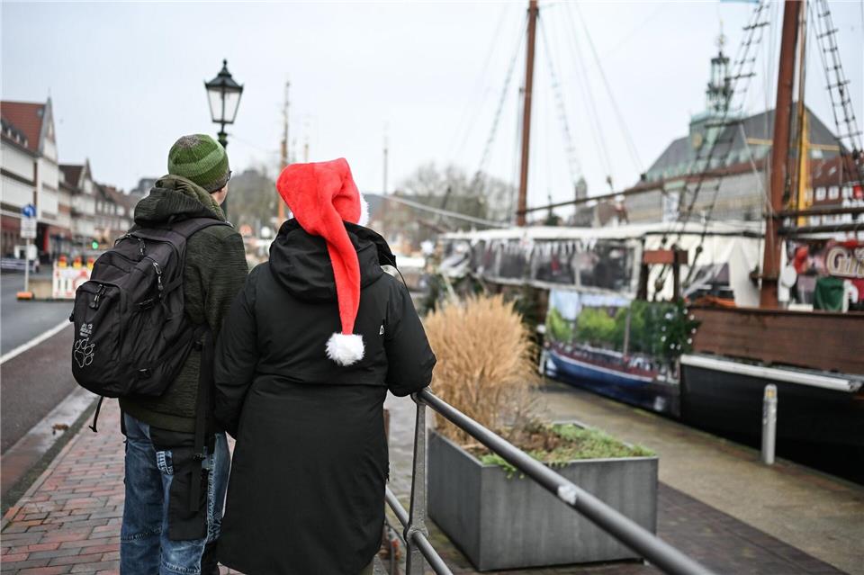 Bis zu den Feiertagen bleibt es vielerorts bedeckt. (Symbolbild)Lars Penning/dpa