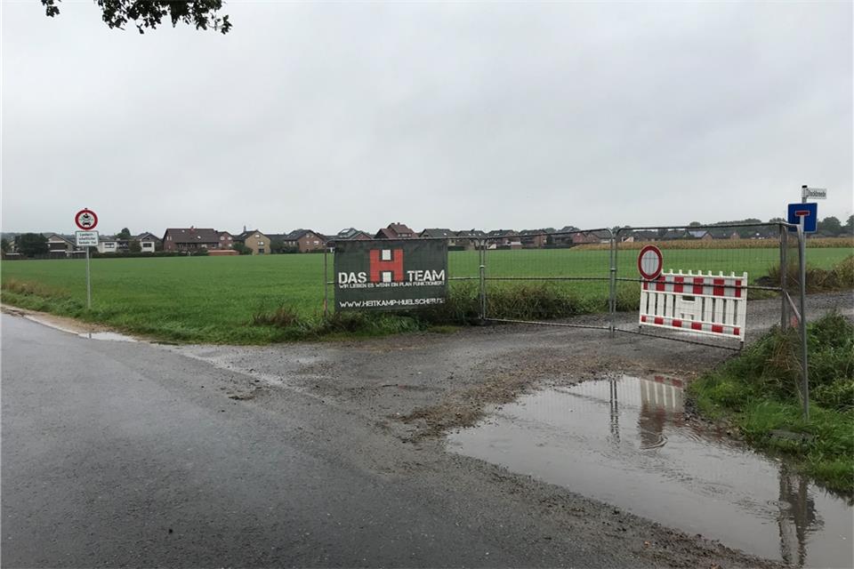Bis zu dieser Kreuzung dürfen alle Fahrzeuge Zum Schelderhoff fahren. Richtung Schloss geht es nur für Baufahrzeuge weiter.