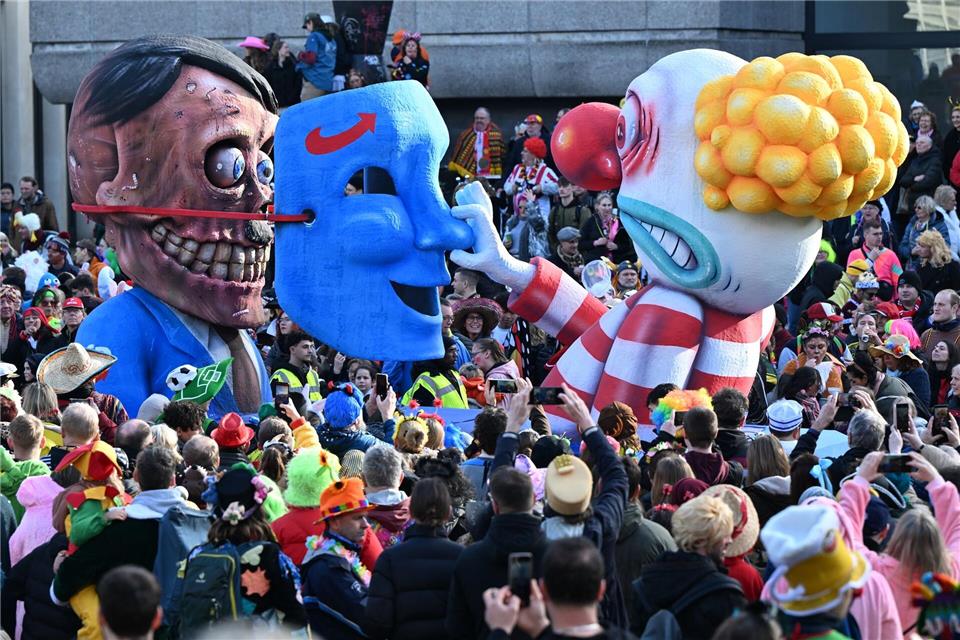Bis zu eine Million Menschen zu Rosenmontagszug in Düsseldorf erwartet.Federico Gambarini/dpa