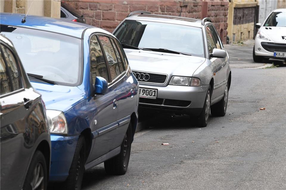 Bis zu einer gewissen Restbreite dulden viele bayerische Städte auf Gehwegen abgestellte Autos. (Symbolbild)Uli Deck/dpa