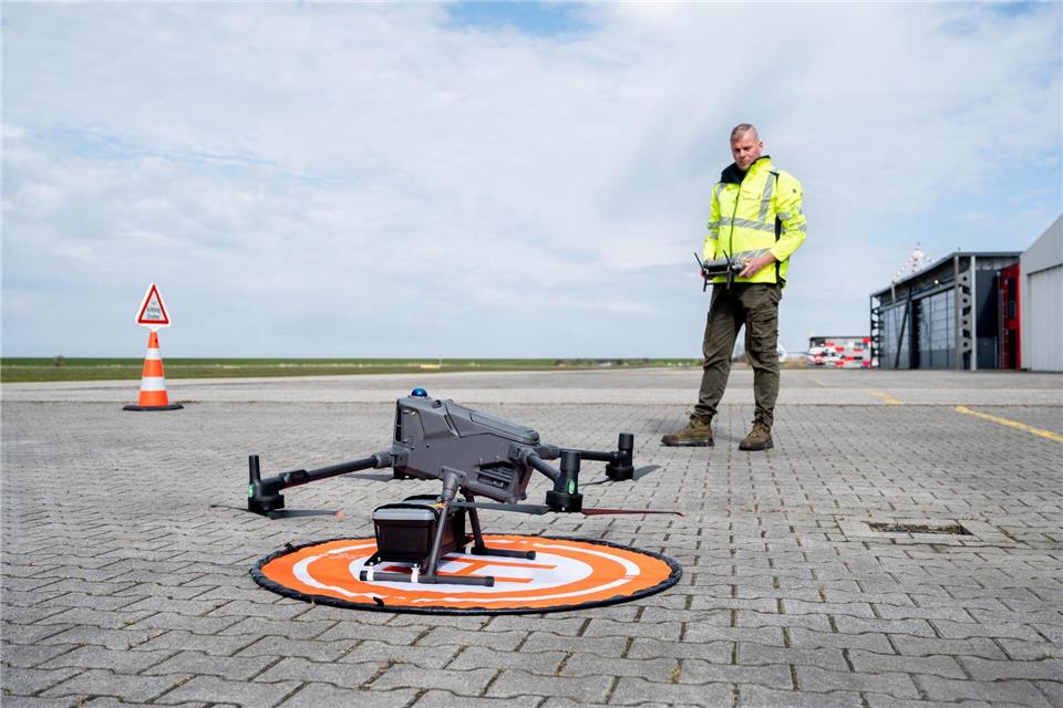 Bis zu sechs Kilogramm Last kann die Drohne transportieren. Hauke-Christian Dittrich/dpa