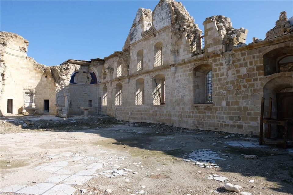 Bis zu sechs Meter hoch türmte sich der Schutt an den WändenMirjam Schmitt/dpa