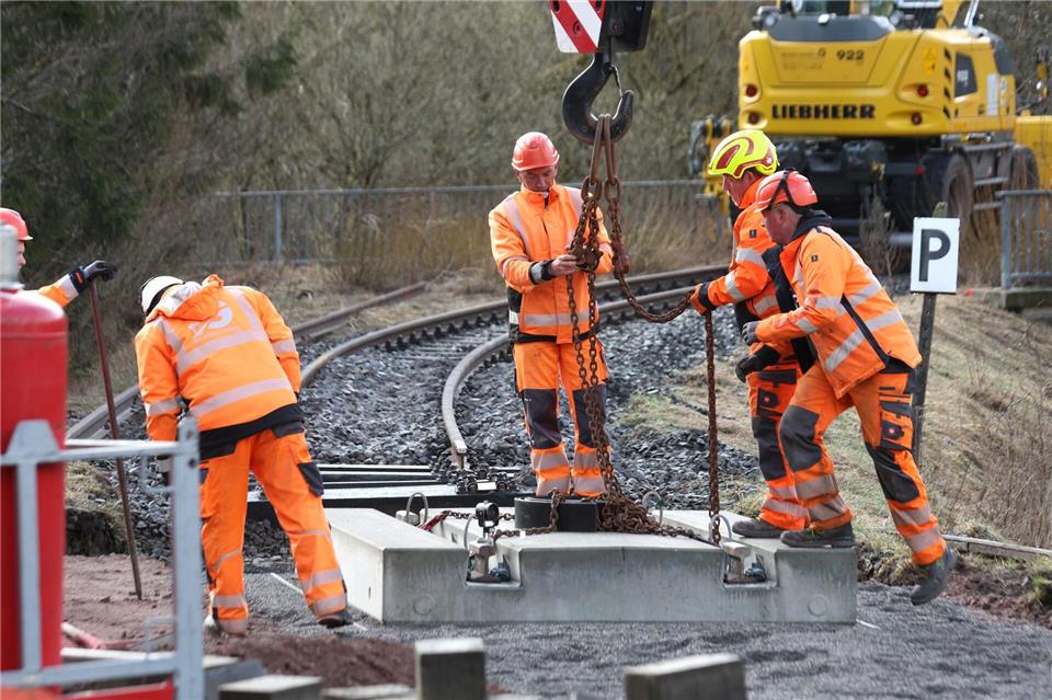 Bis zum 1. April sorgen Gleisbauarbeiten der Harzer Schmalspurbahnen für eine Sperrung der B242 nahe Sorge. Matthias Bein/dpa
