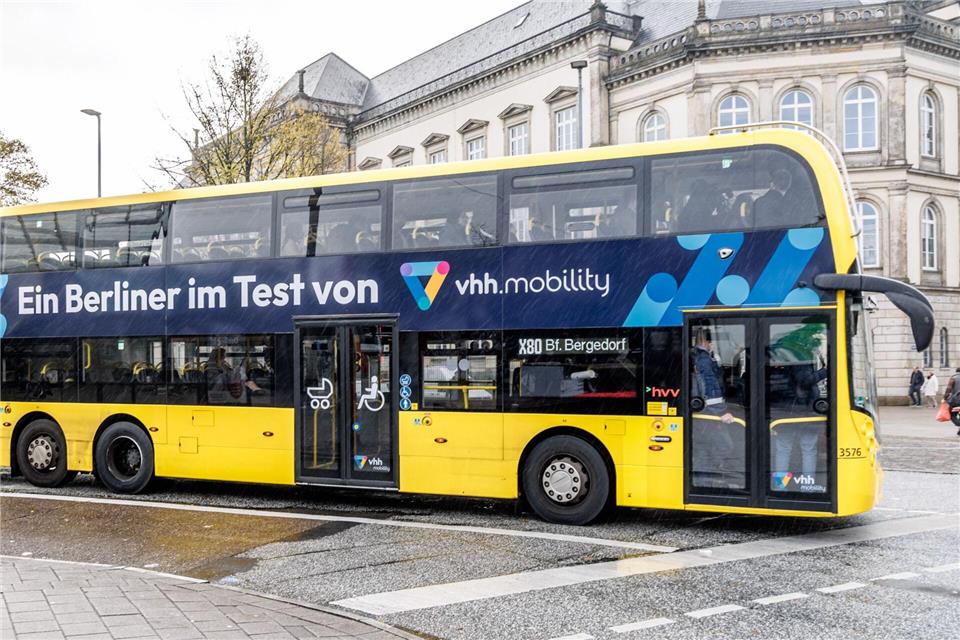Bis zum 12. November soll der gelbe Doppeldeckerbus zwischen dem Hamburger Hauptbahnhof und Bergedorf im Probebetrieb pendeln. Markus Scholz/dpa
