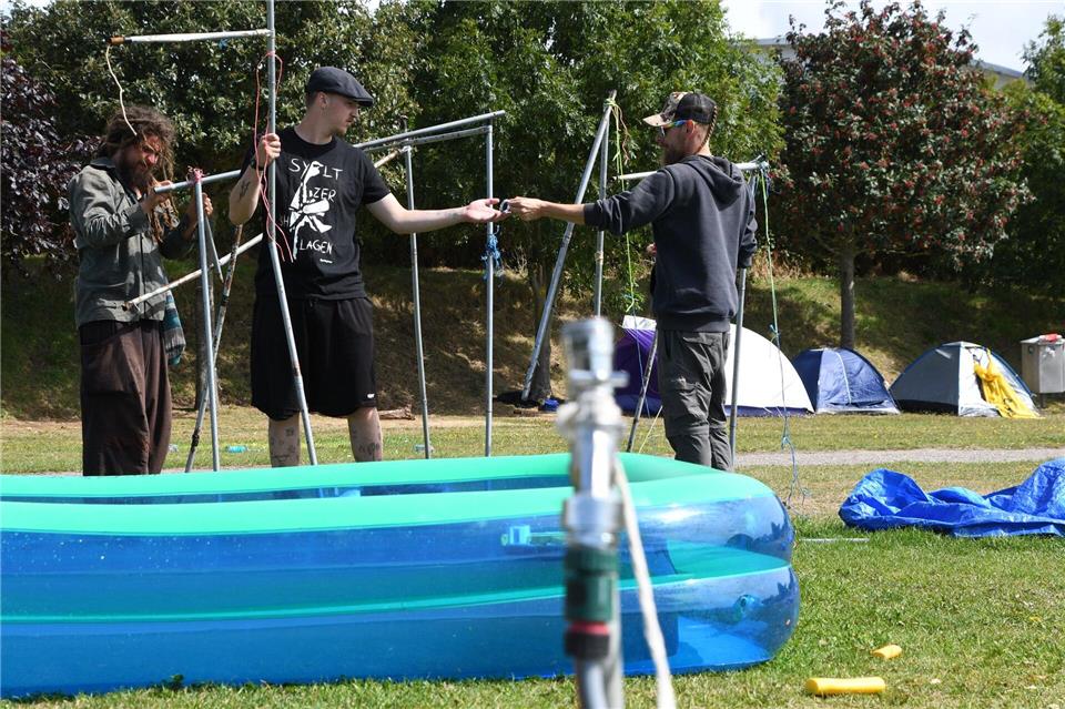Bis zum 19. August haben die Organisatoren Zeit, die Wiese im Gewerbegebiet zu räumen, ihren Müll zu entsorgen und die mobilen Toiletten abholen zu lassen. Lea Albert/dpa