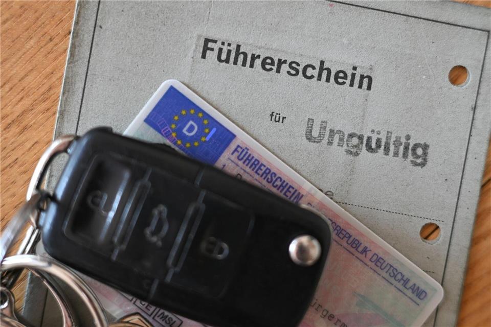 Bis zum 19. Februar müssen alle Führerscheinbesitzer, deren Führerschein zwischen 1999 und 2001 ausgestellt wurde, einen Antrag auf Umtausch stellen.Arne Dedert/dpa