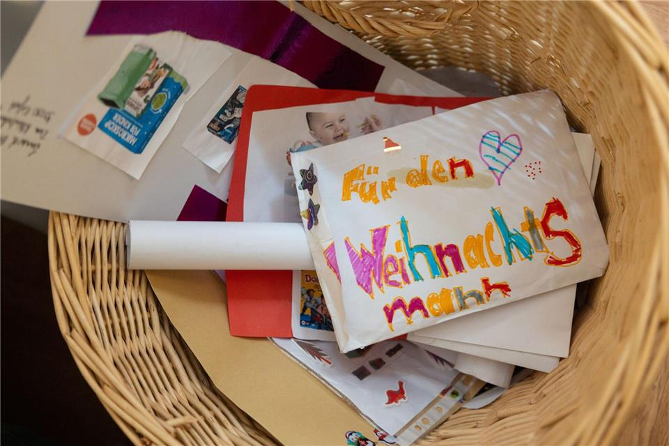 Bis zum 20. Dezember beantworten fleißige Helfer im Weihnachtspostamt Himmelsberg Wunschbriefe an den Weihnachtsmann.Michael Reichel/dpa