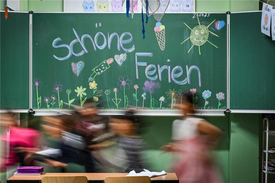 Bis zum 8. September geht es für Schüler und Schülerinnen in Berlin und Brandenburg in die Sommerferien. Jens Kalaene/dpa