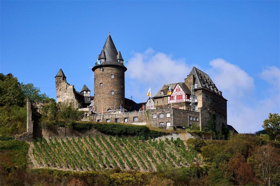 Bis zum Ende der Woche kommt, wie hier in Bacharach, häufig die Sonne zum Vorschein.Sascha Ditscher/dpa