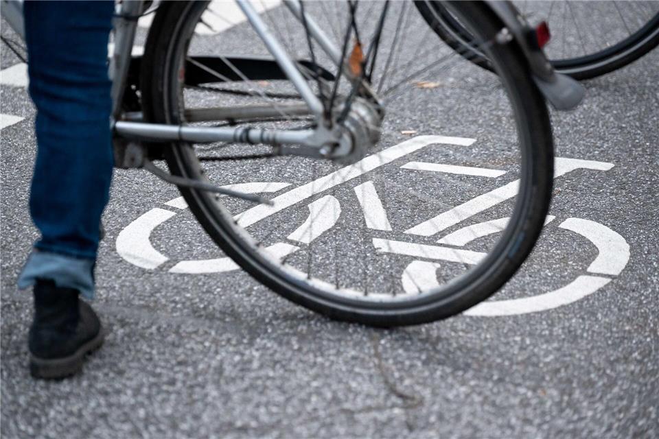 Bis zum Jahresende sollen circa 60 Kilometer Radwege grundlegend erneuert oder neu gebaut werden in Hamburg. (Archivbild)Jonas Walzberg/dpa