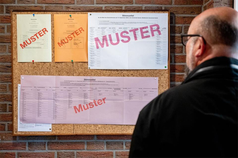Bis zum Mittag lag die Wahlbeteiligung bei der Kommunalwahl etwas höher als noch 2021. Hauke-Christian Dittrich/dpa