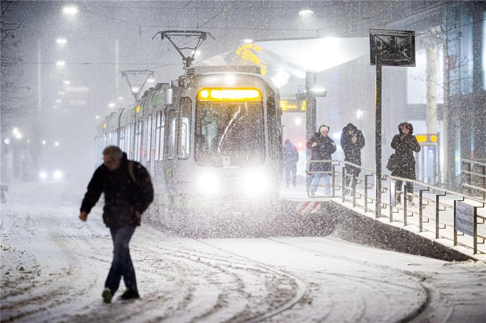 Bis zum Nachmittag wurde der Stadtbahnbetrieb wegen des Sturmtiefs „Elli“ auf den oberirdischen Strecken schrittweise zurückgefahren. Busse fahren in Stadt und Region Hannover nun vorerst gar nicht mehr.Moritz Frankenberg/dpa