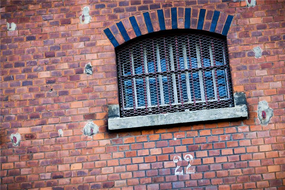 Bis zum Verkauf machen Künstler Programm in der früheren JVA. (Archivbild) Moritz Frankenberg/dpa