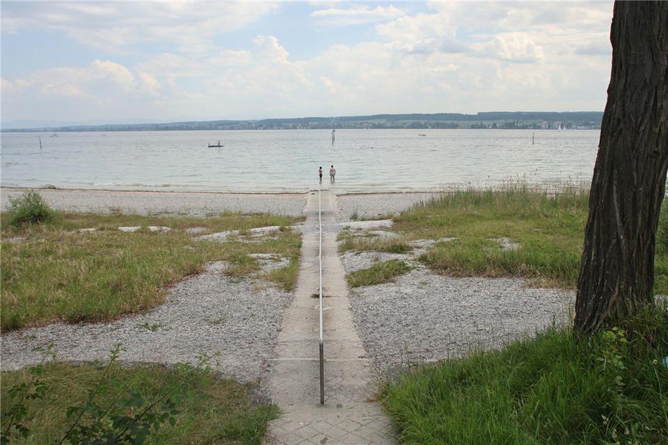 Bis zum Wasser ist es derzeit ein deutlich längerer Weg als sonst am Bodensee.Oliver Hanser/dpa