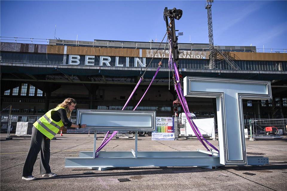 Bis zum Wochenende sollen die Buchstaben wieder auf dem Tempelhofer Feld leuchten.Britta Pedersen/dpa