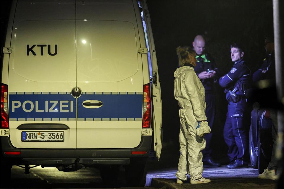 Bis zum späten Abend waren am Dienstag Spuren im Haus der lebensbedrohlich verletzten Frau gesichert worden. Christoph Reichwein/dpa