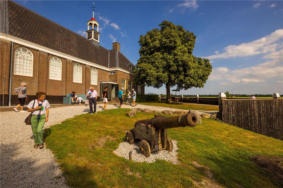 Bis zur Kirchentür stand einst das Wasser. Kanonen dienten als Flutwarner.Michel Klooster/Visit Flevoland/dpa-tmn
