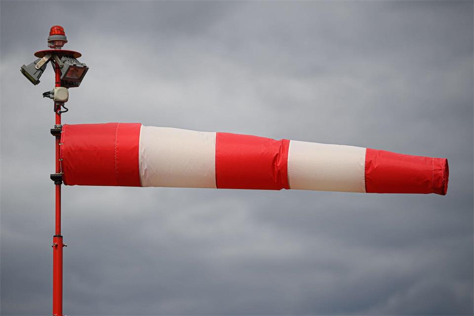Bis zur Mitte des Wochenendes ist es windig bis stürmisch. (Symbolbild)Robert Michael/dpa-Zentralbild/dpa