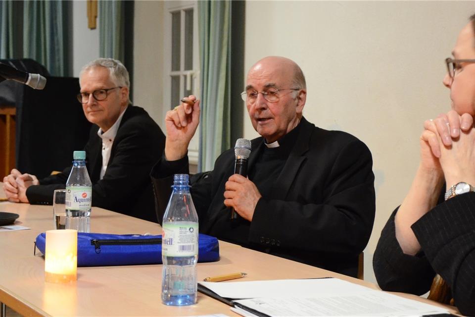 Bischof Dr. Felix Genn diskutierte mit Religionslehrern in Gemen.