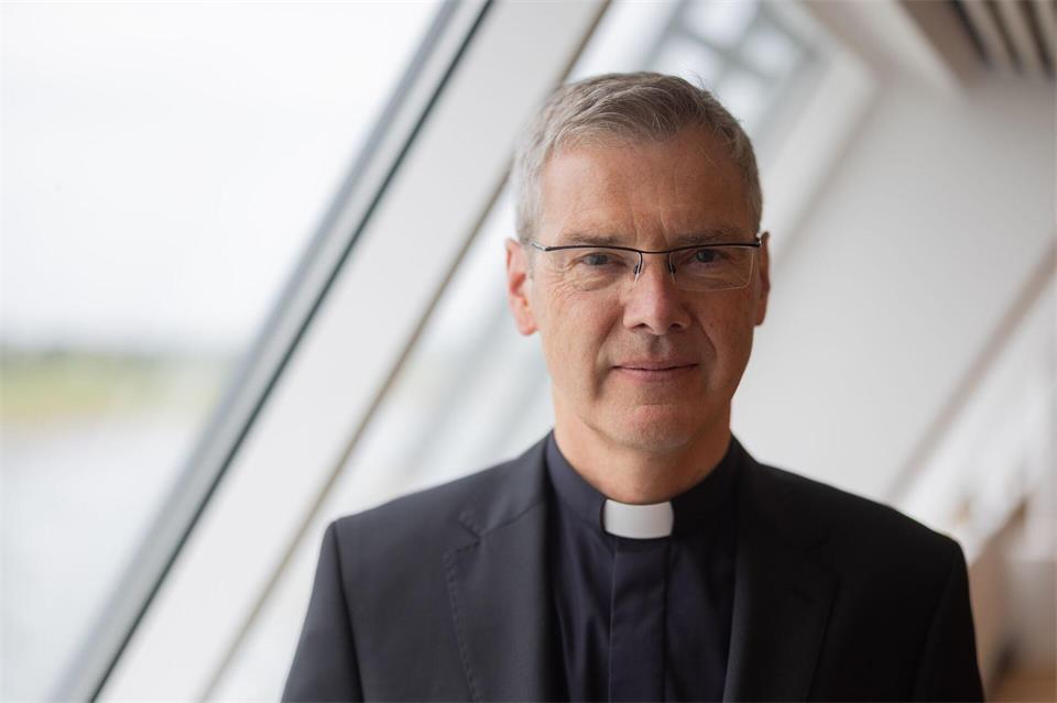 Bischof Heiner Wilmer:  „Es ist eure Freiheit, die Polarisierungen nicht weiterzutreiben, sondern Versöhnung zu stiften.“ (Archivbild)Rolf Vennenbernd/dpa