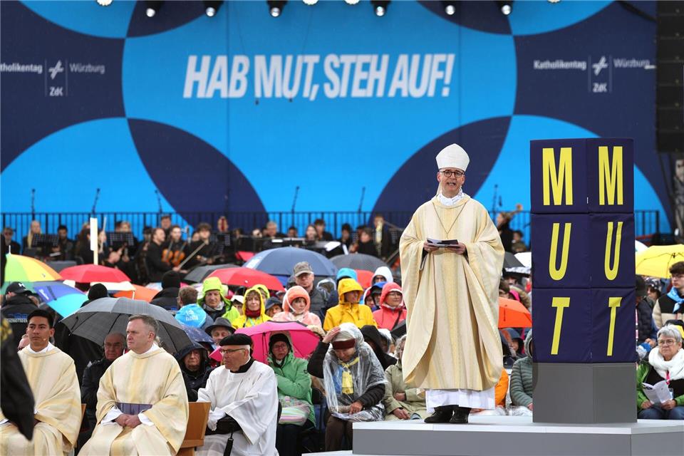Bischof Jung spricht im Gottesdienst.Karl-Josef Hildenbrand/dpa