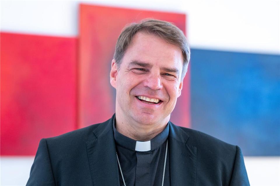 Bischof Stefan Oster greift in einer neuen Video-Reihe Fragen aus dem Neuen Testament auf. (Archivbild)Armin Weigel/dpa